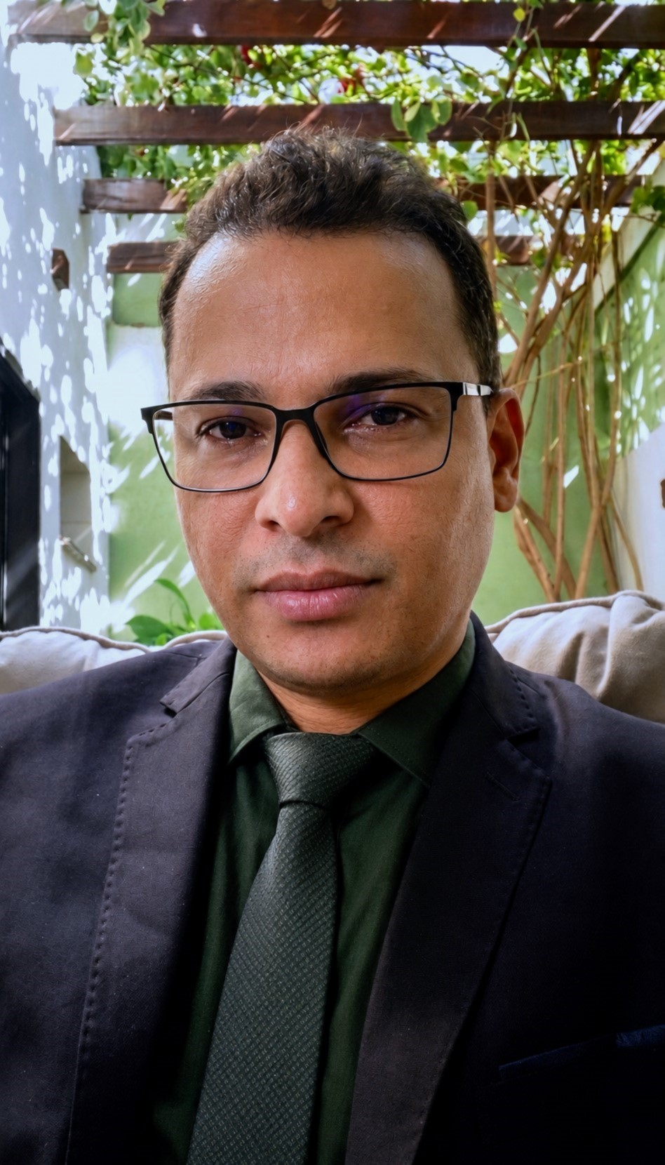 Dr. Tiago Milhomem em retrato profissional